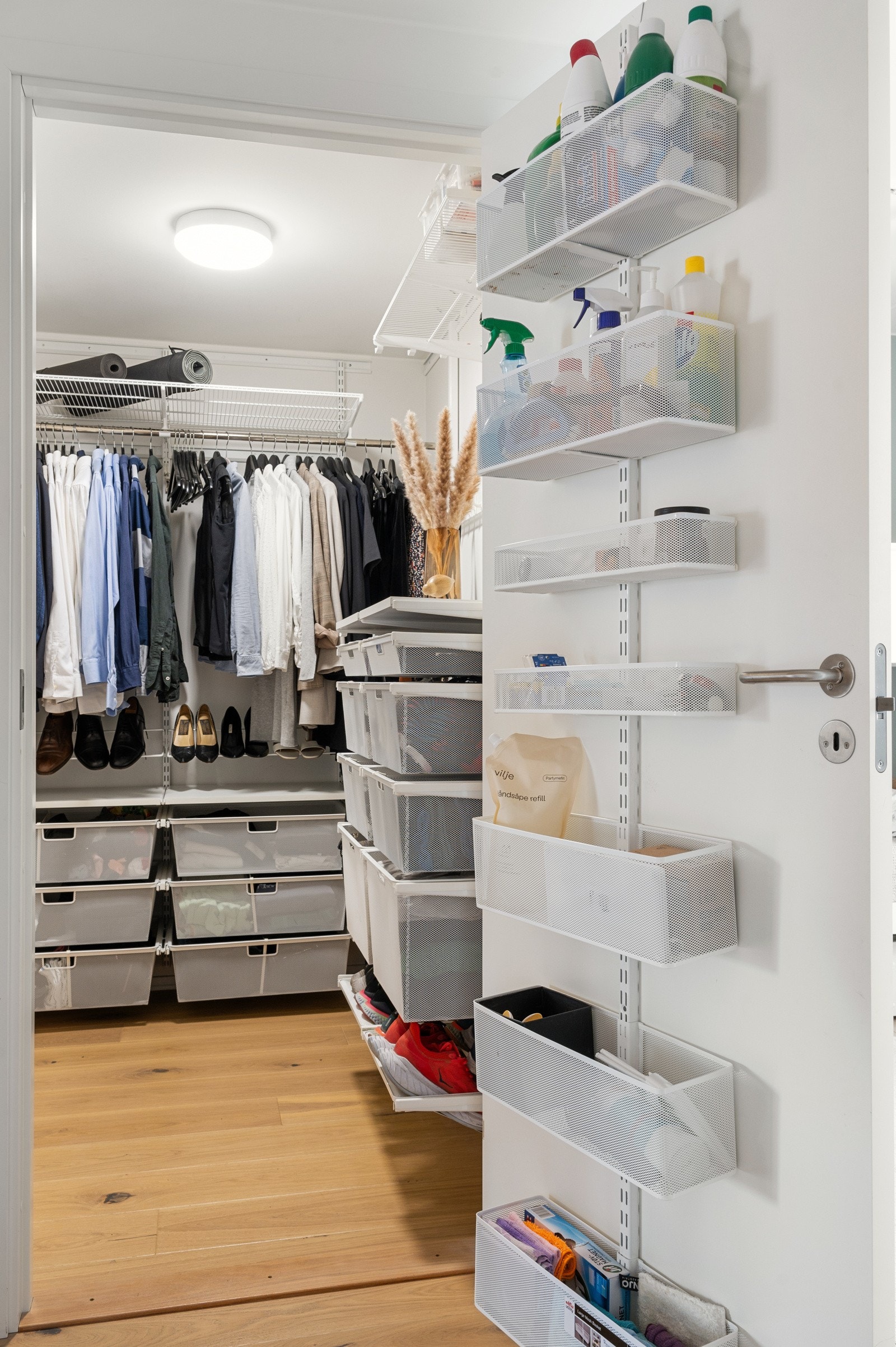Fra hallen er det adkomst til en praktisk innvendig bod som også egner seg fint som walk-in-garderobe Galleribilde