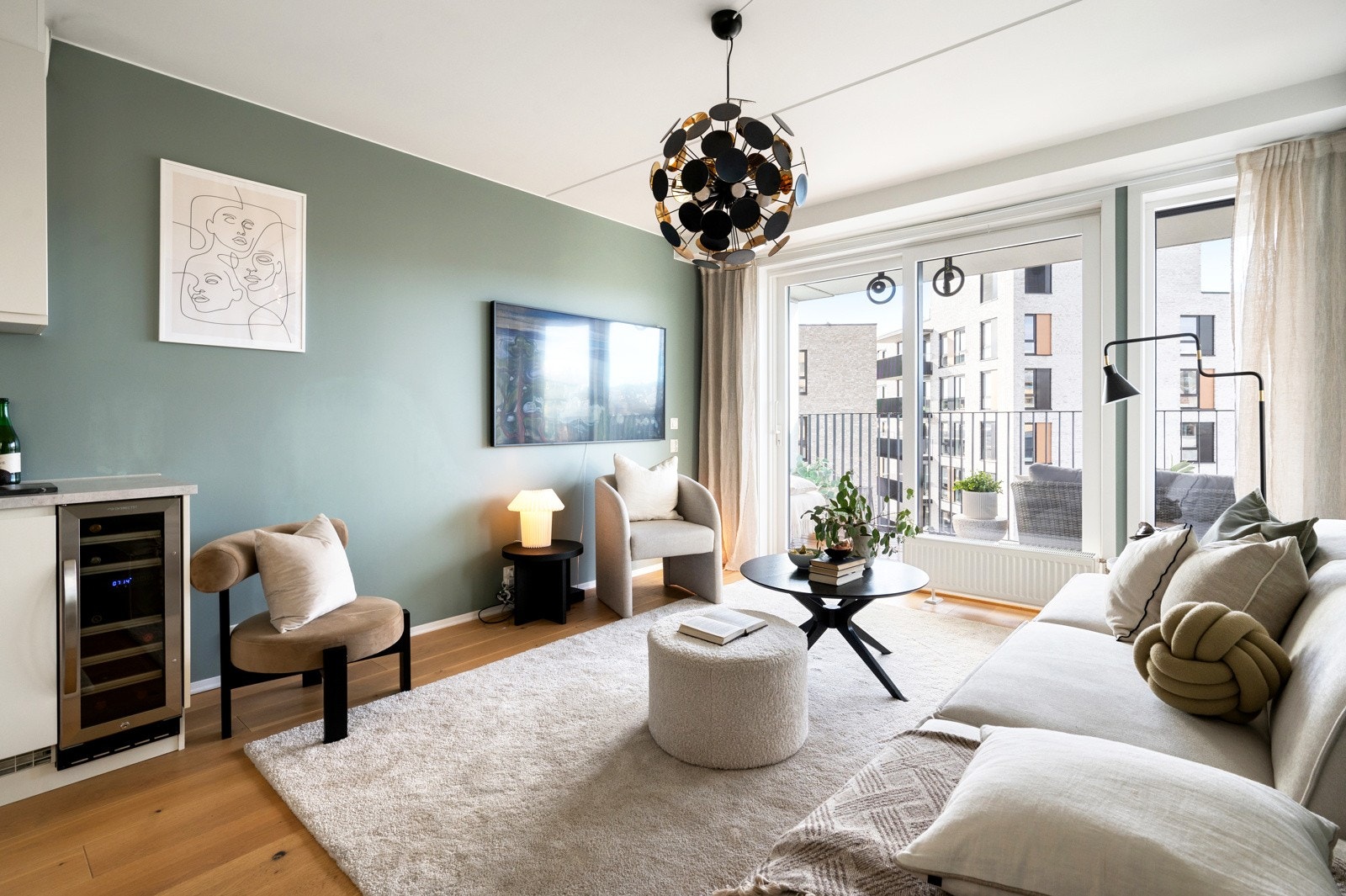Gode innredningsmuligheter med plass til sitteguppe, bord og medievegg Galleribilde