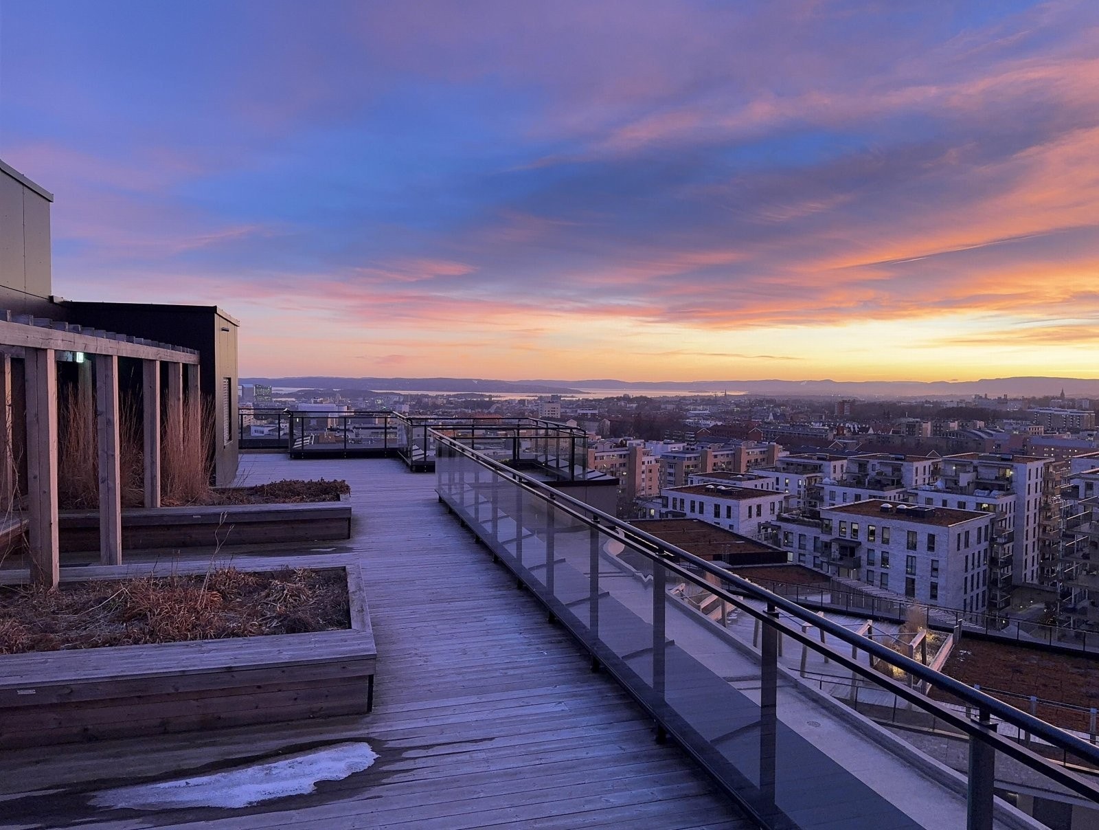 Stor og solrik takterrasse til felles bruk for beboere. Galleribilde