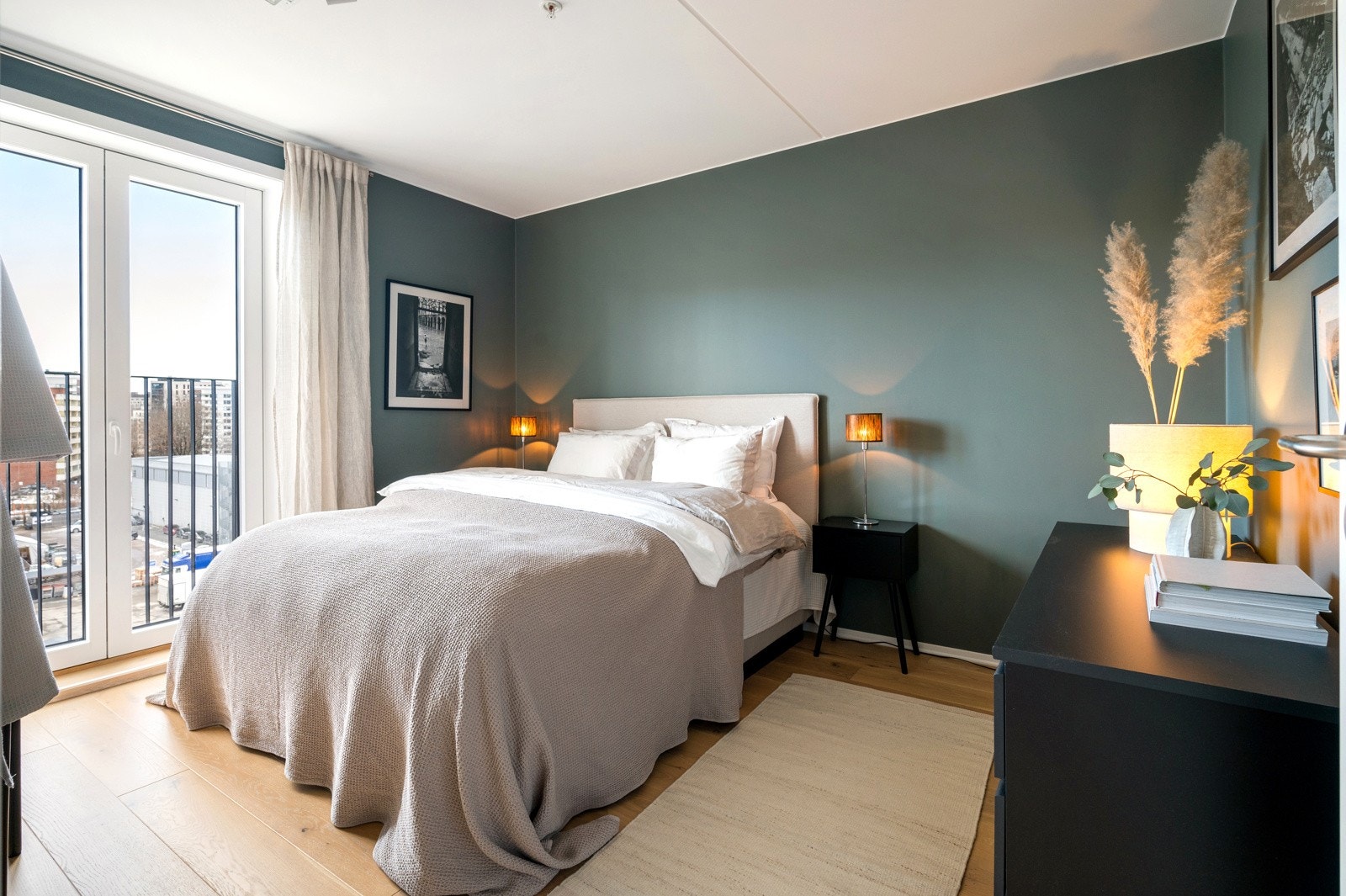 Stort og innbydende hovedsoverom Galleribilde