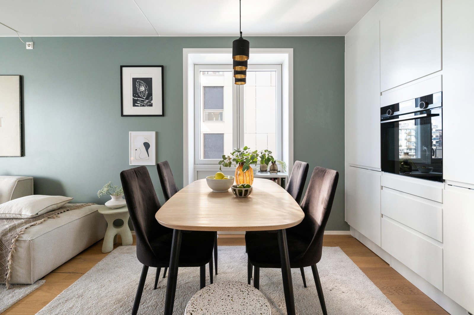 Stilrent kjøkken med innredning på to sider. Selger har gjort flere smarte tilvalg som bl.a sokkelskuffer under stekeplate og under skap ved kjøkkenvinduet Galleribilde