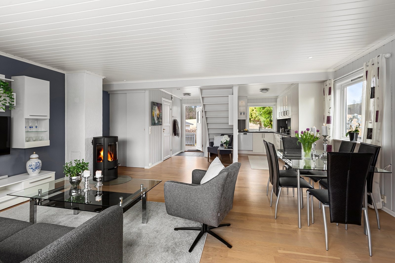 Lyst og trivelig rekkehus over to etasjer med gjennomtenkt planløsning. Galleribilde