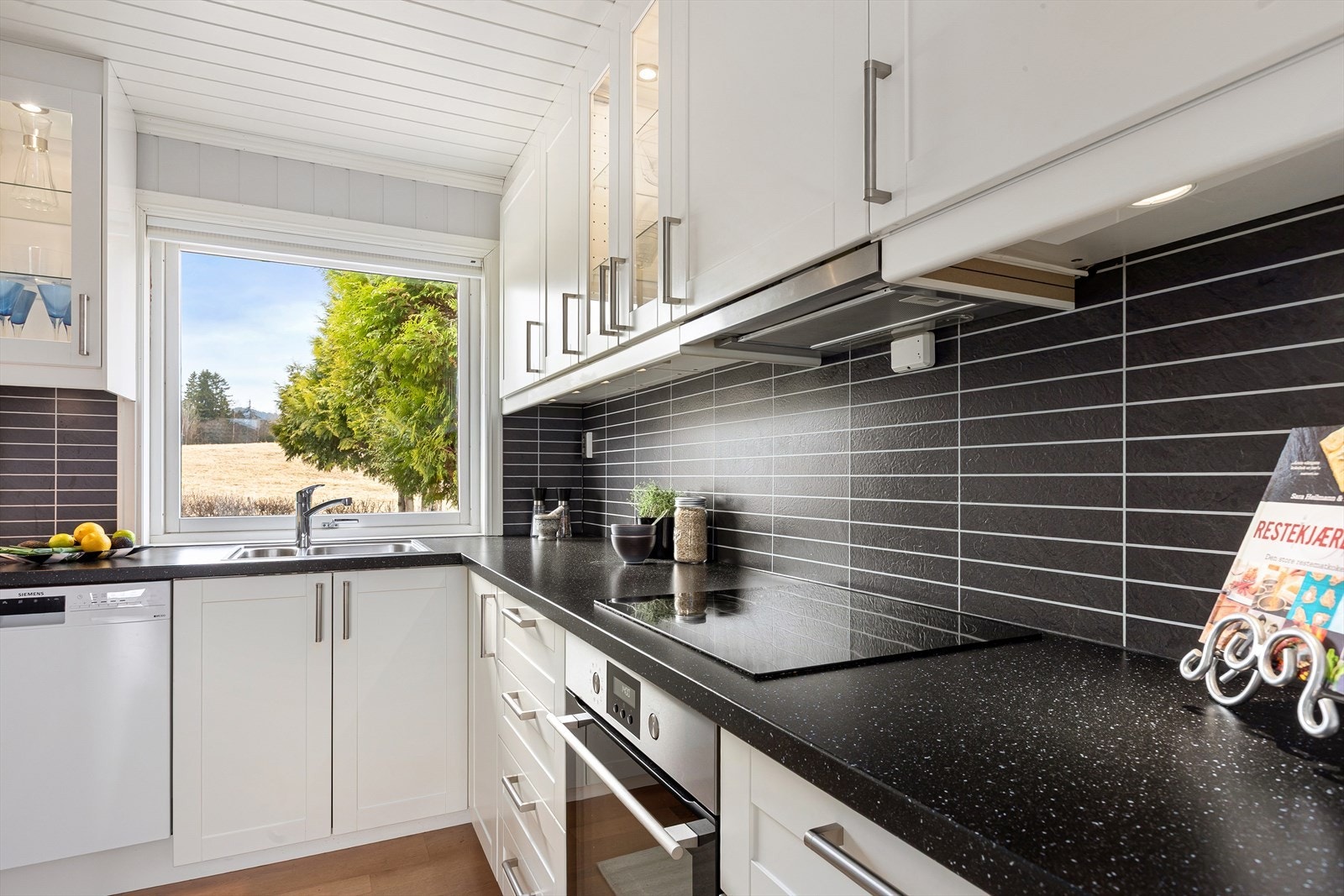 Laminert benkeplate gir rikelig arbeidsflate, og det er nedfelt oppvaskkum med ettgreps armatur fra HansGrohe. Galleribilde