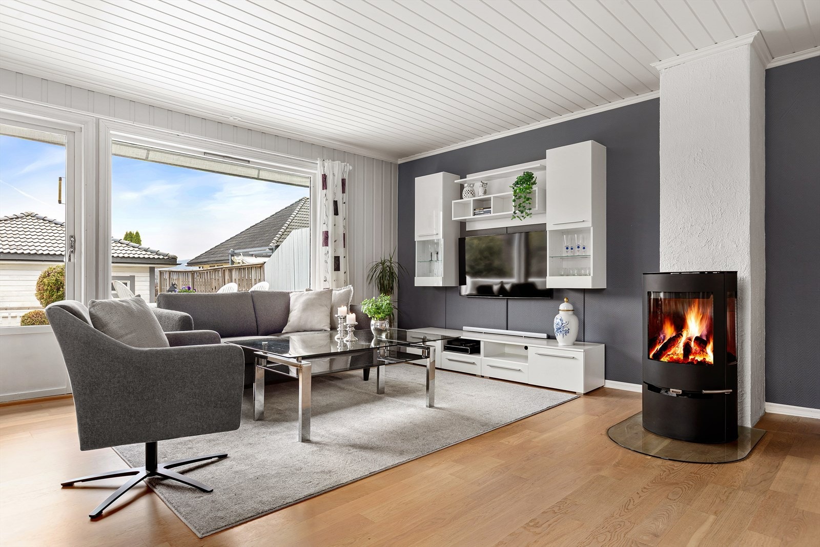 Stuen har en lys og trivelig atmosfære med store vindusflater som slipper inn godt med dagslys. Galleribilde