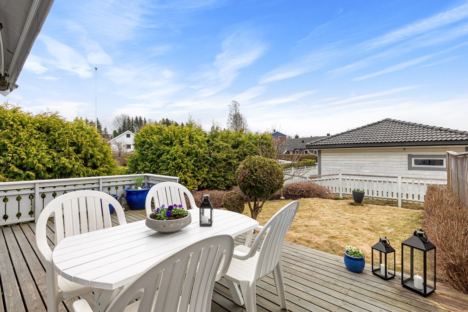 Fra stuen er det utgang til en sørvendt markterrasse på ca. 18 kvm med gode solforhold. Her er det god plass til forskjellige utemøbler i ulike soner. Galleribilde