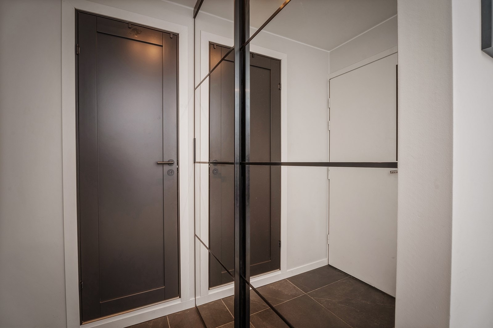 Romslig skyvedørsgarderobe med speilfronter. Galleribilde