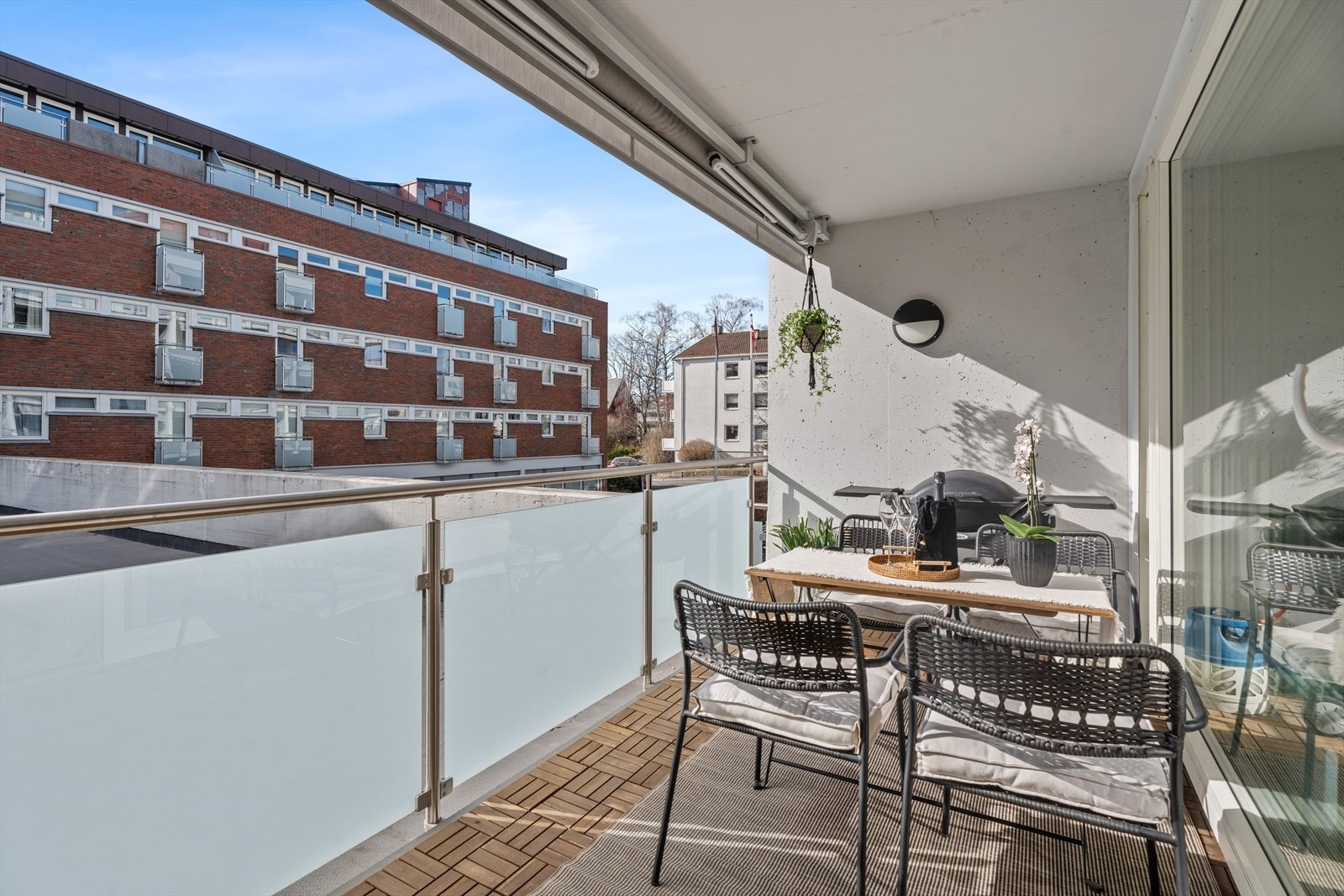 Perfekt uteplass for grilling og sosiale sammenkomster. Galleribilde