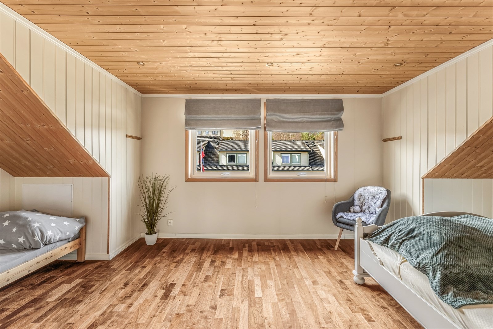 Øverst i rekkehuset finner du et loft som er innredet med to soverom, gang og bad. (ikke godkjent). Galleribilde