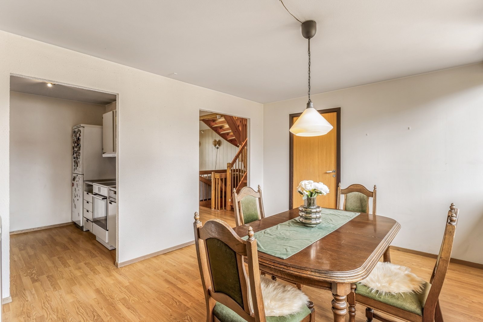 På den andre siden finner du en delvis åpen stue-/kjøkkenløsning som skaper en sosial atmosfære. Galleribilde