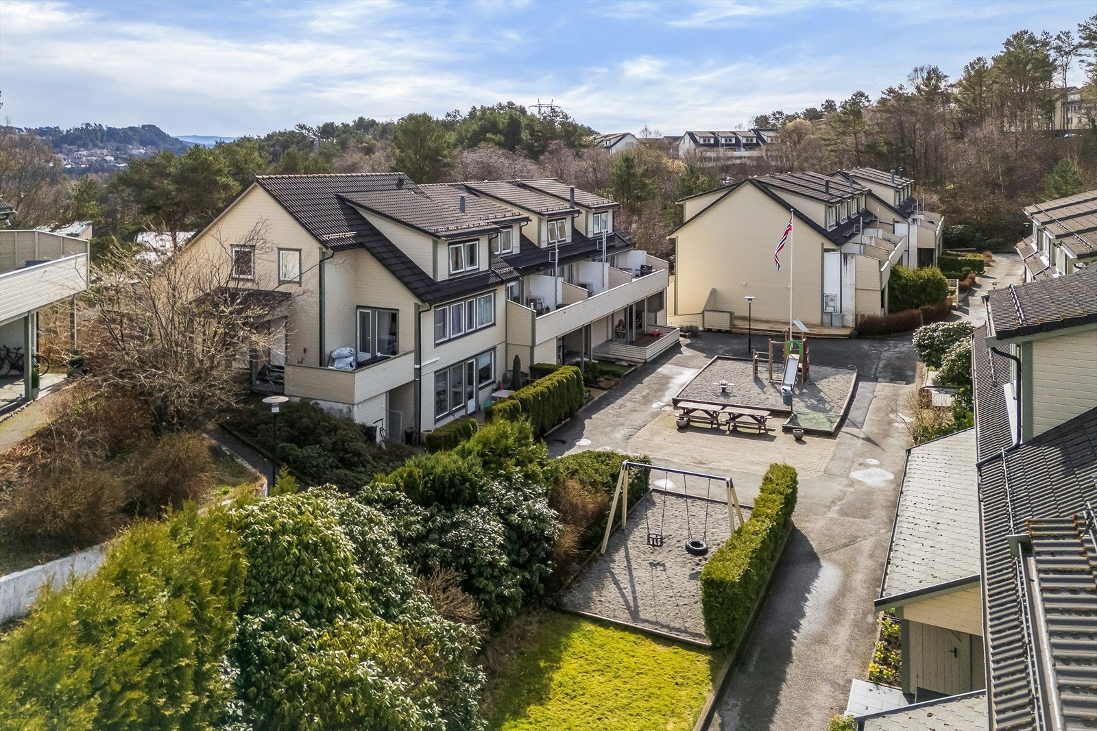 Denne boligen ligger i et attraktivt og veletablert boligområde i Hetlevik, et familievennlig område med lite biltrafikk og en lekeplass rett utenfor døren - perfekt for barnefamilier. Galleribilde