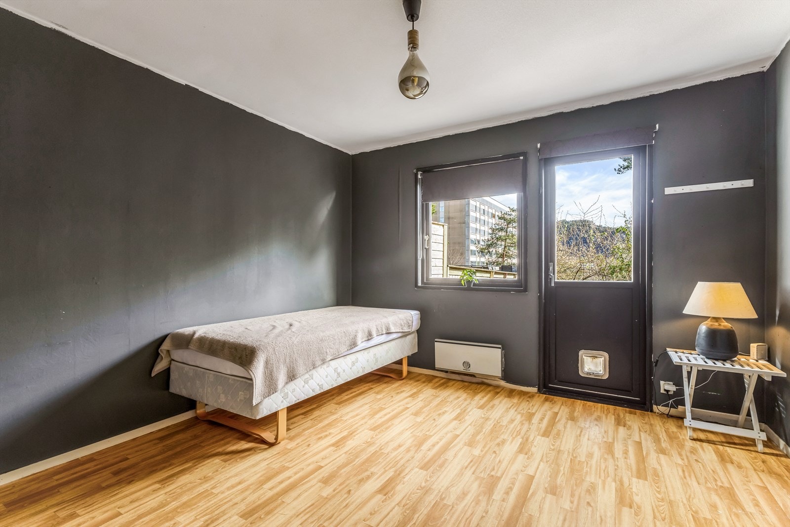 Det ene soverommet har utgang til hage. På soverommet er god plass til både dobbeltseng, garderobeskap og annet møblement Galleribilde