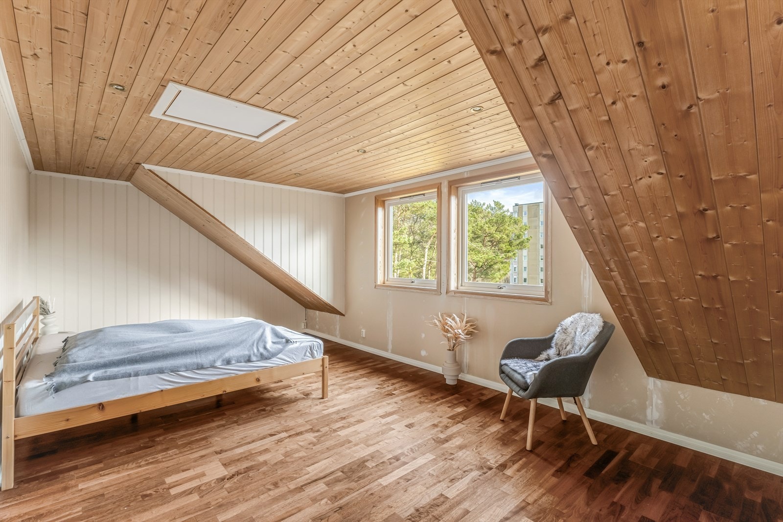 Veggene er kledd med en kombinasjon av MDF-panel og platekledning, mens himlingen har panel. For ekstra belysning er det innfelte spotlights i himlingen, noe som gir en jevn og moderne lyssetting. Galleribilde