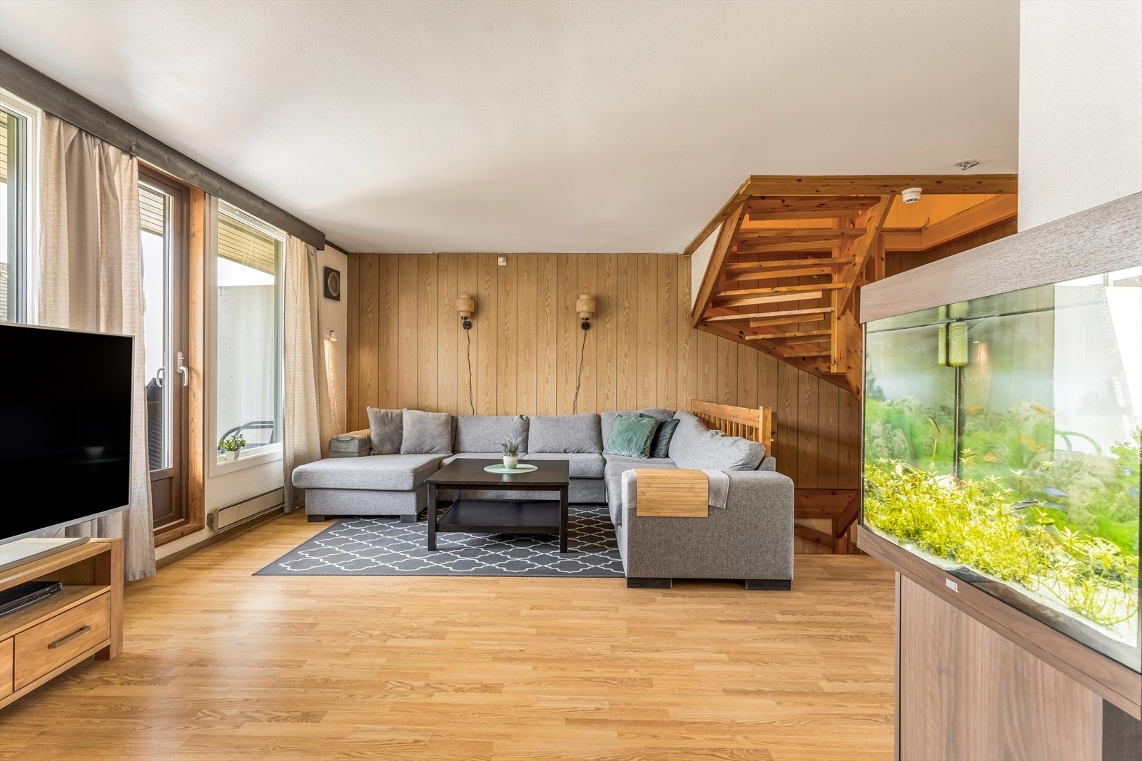 Fra stue er det utgang til stor altan Galleribilde