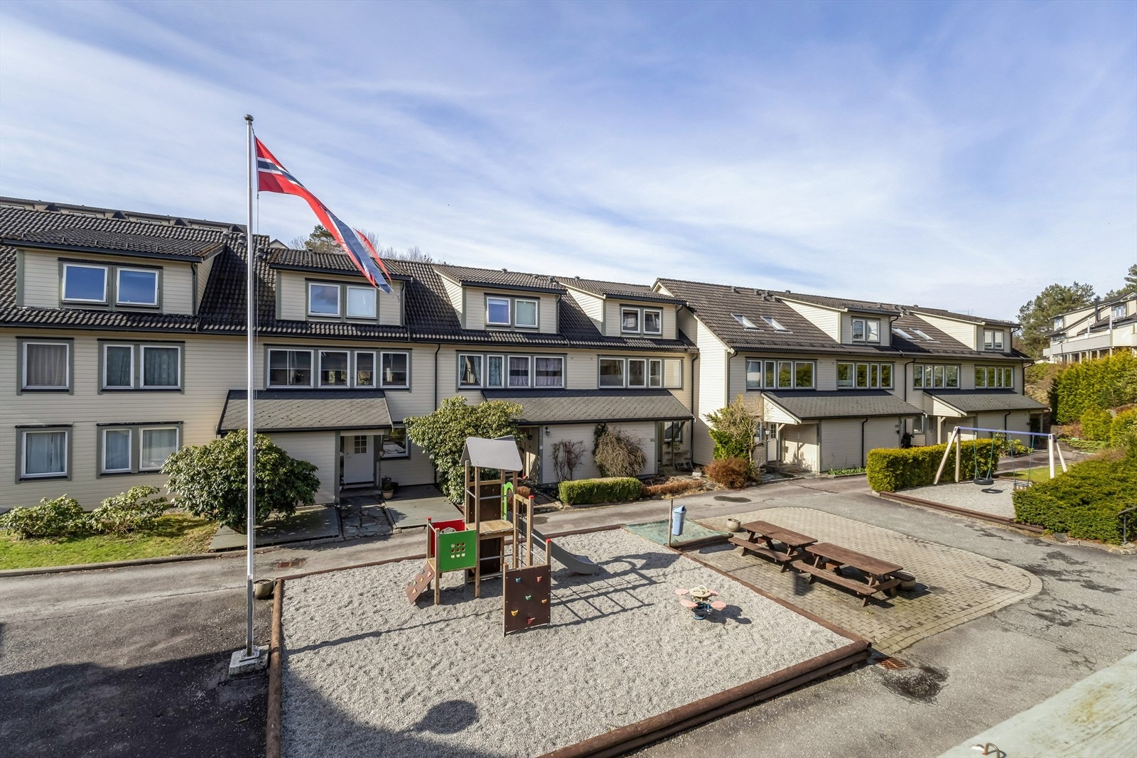Familievennlig rekkehus over 3 plan oppført i 1975 og senere påbygget i 2006. Galleribilde