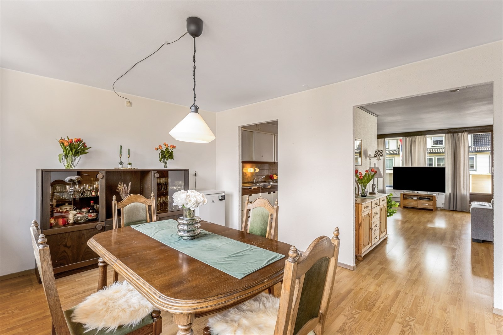 I husets andre etasje finner du husets hjerte - et stort og luftig oppholdsrom som strekker seg over hele etasjen med vindu på begge sider. Galleribilde