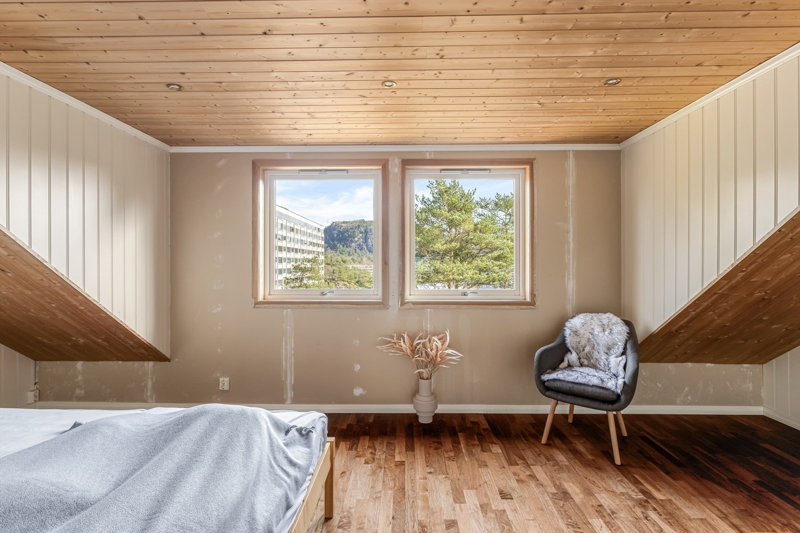 Veggene kledd med en kombinasjon av MDF-panel og platekledning, Galleribilde