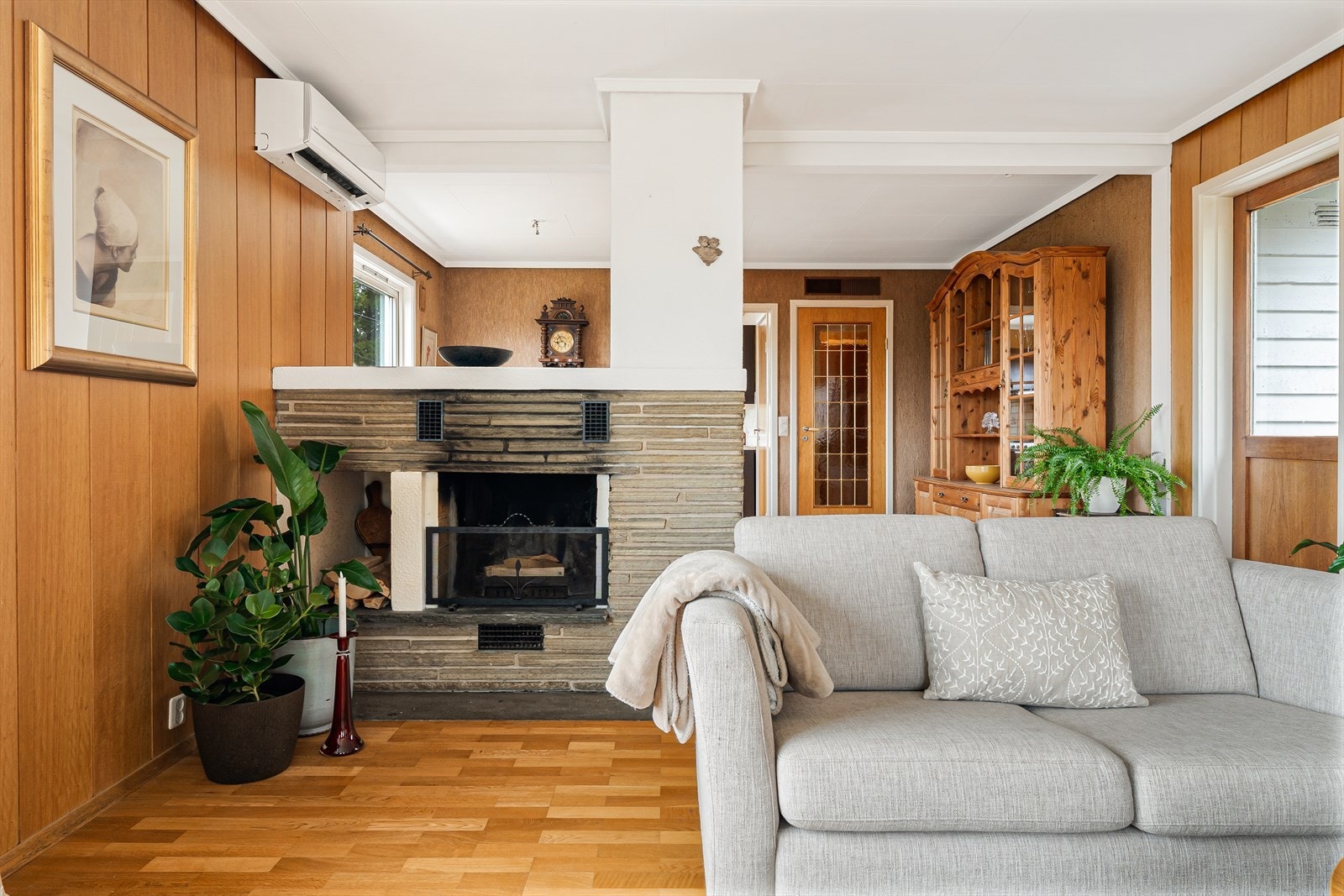 Rommet er naturlig delt inn i en sofakrok og spisestue. Galleribilde