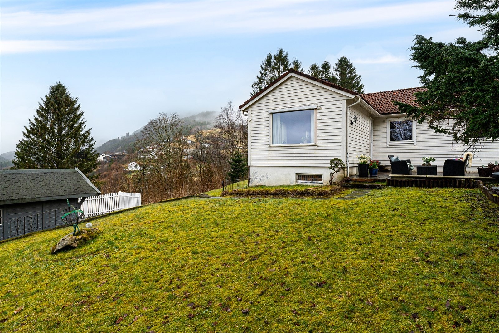 Eiendommen har en stor hage. Galleribilde