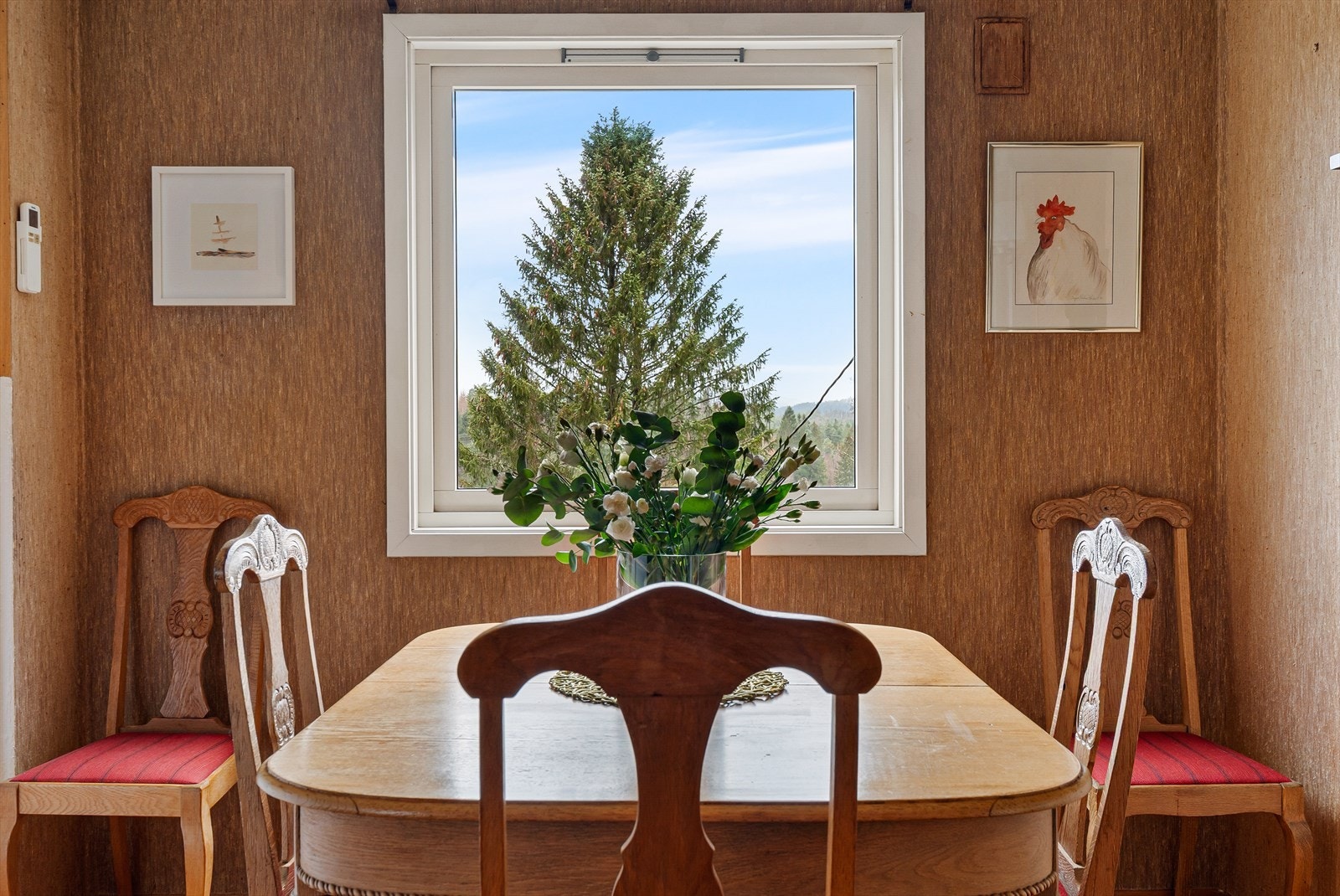 Fra spisestuen er det fin utsikt ut over nærområdet. Galleribilde