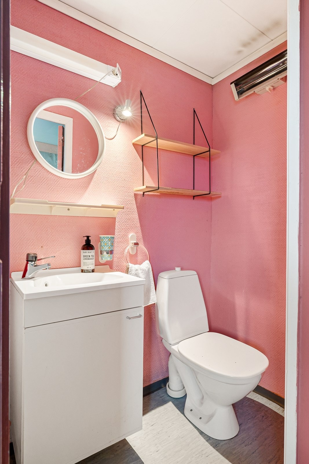 I underetasjen finnes et ekstra bad, innredet med servant i møbel, toalett, stråleovn og dusjkabinett. Galleribilde