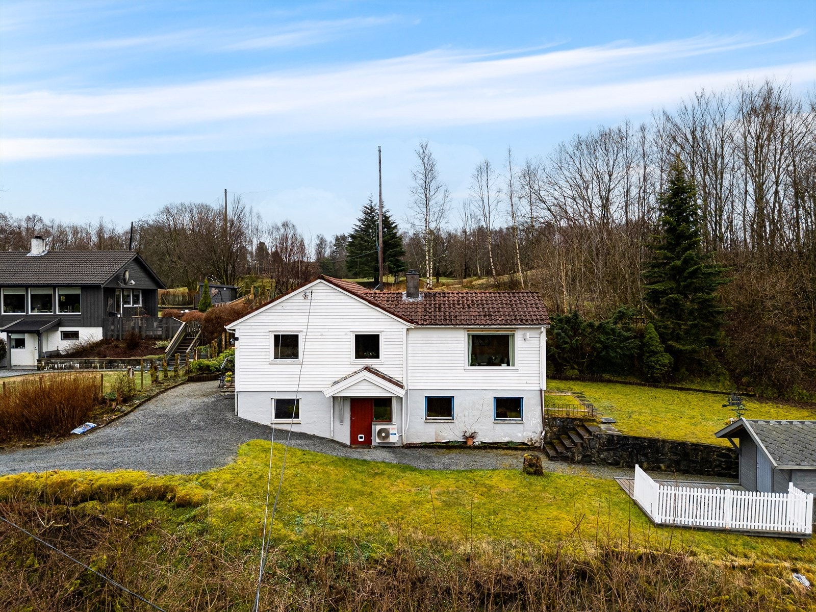 Borgavegen 33 har en idyllisk og fredelig beliggenhet i landlige omgivelser, perfekt for dem som ønsker en rolig tilværelse med naturen rett utenfor døren. Galleribilde