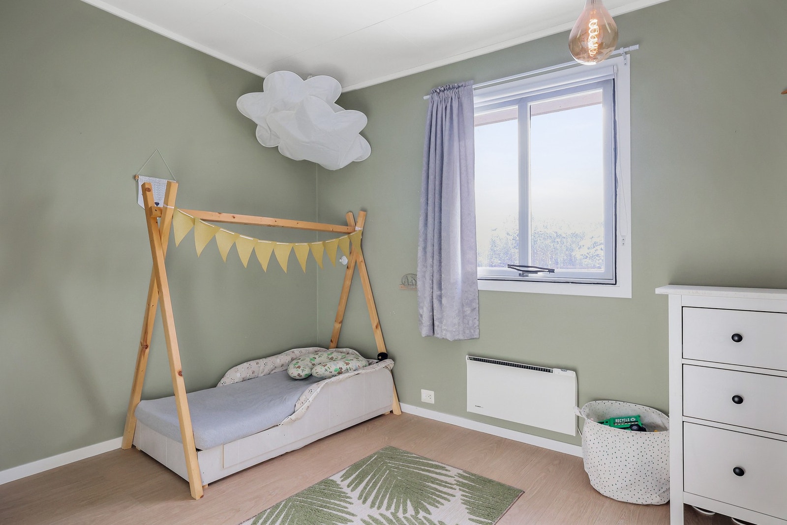 Her er det plass til seng med tilhørende møblement. Galleribilde