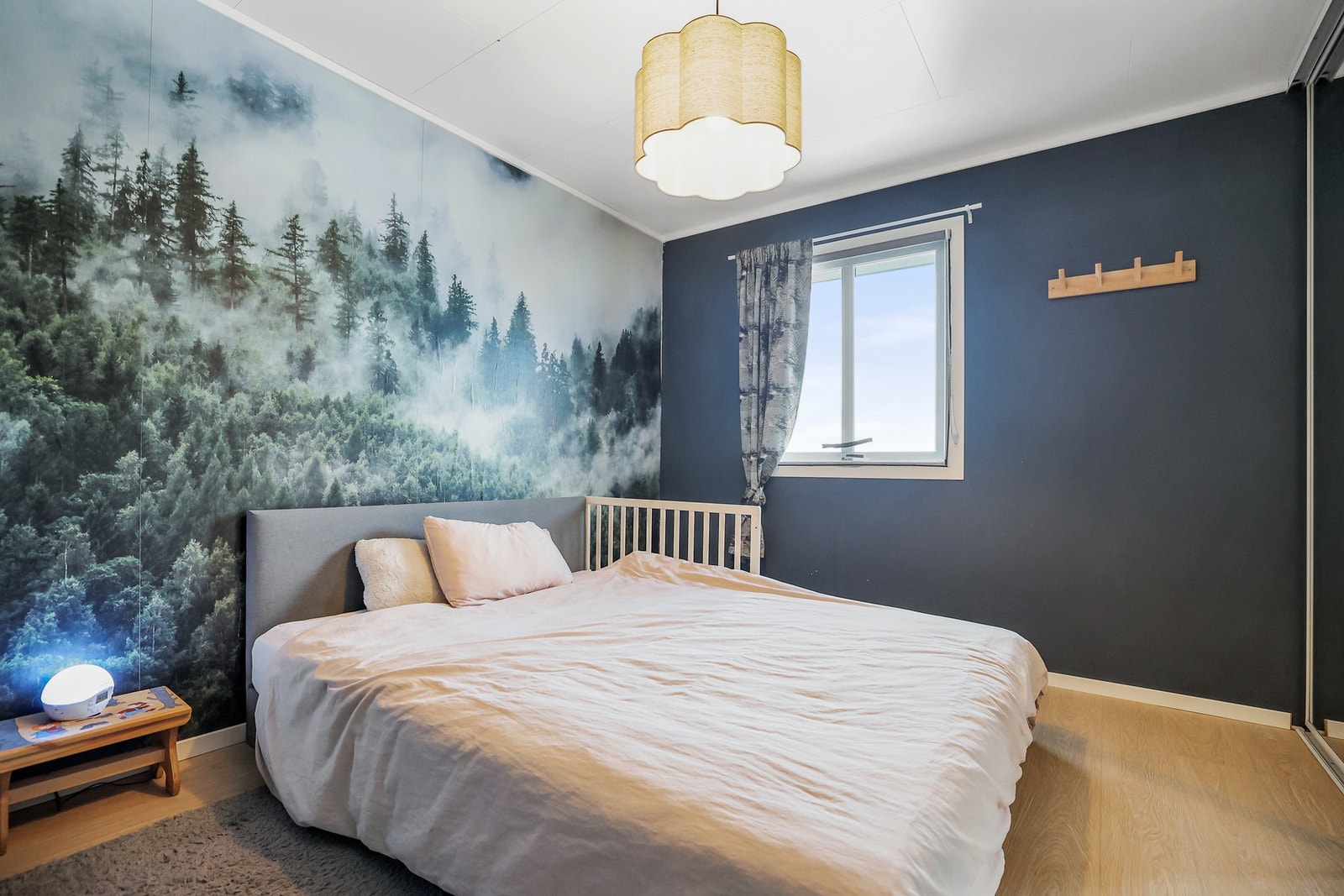 Soverommet har plass til dobbeltseng med tilhørende møblement. Det er gode lagringsmuligheter i skyvedørsgarderobe. Galleribilde