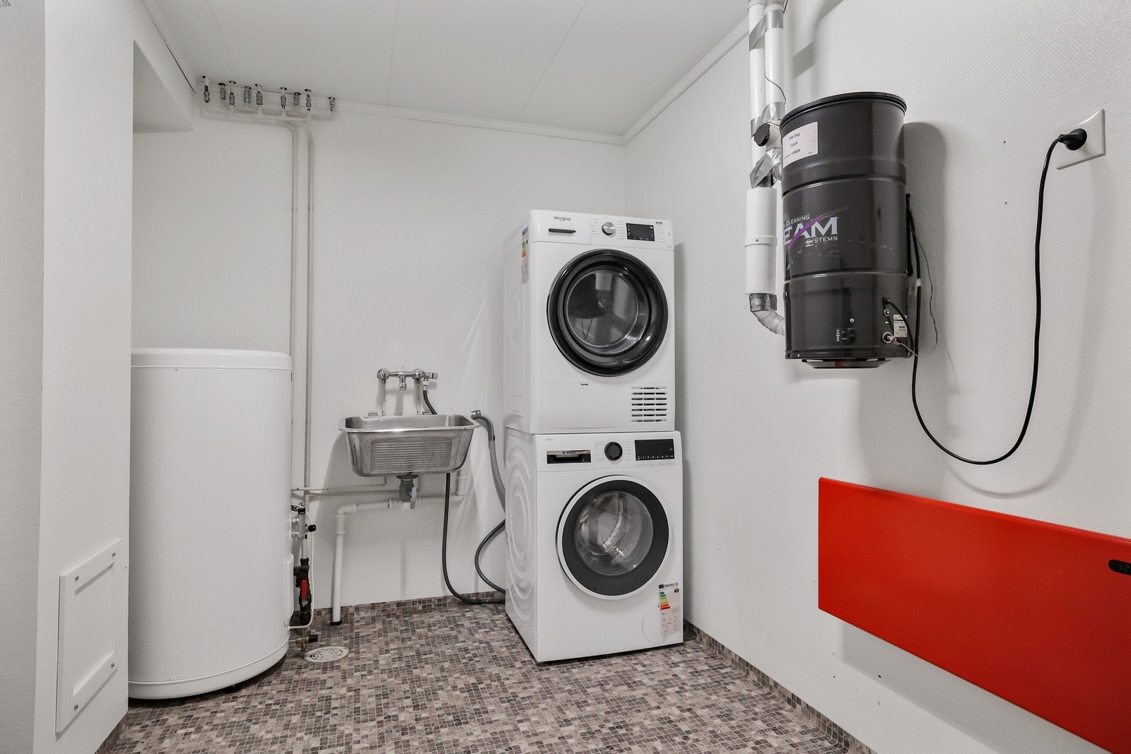 Vaskerom fra byggeår med enkelte oppgraderinger utført i 2012. Galleribilde