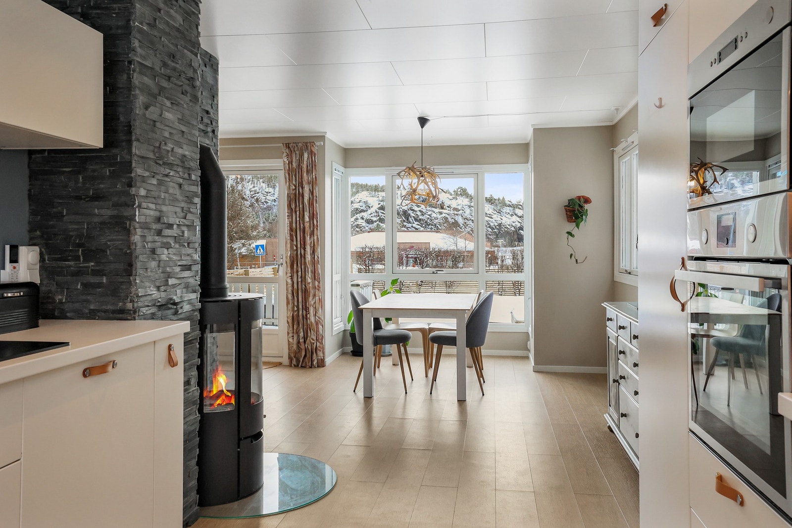 Vedfyringen i stuen sørger for en hyggelig oppvarming på kaldere dager. Galleribilde