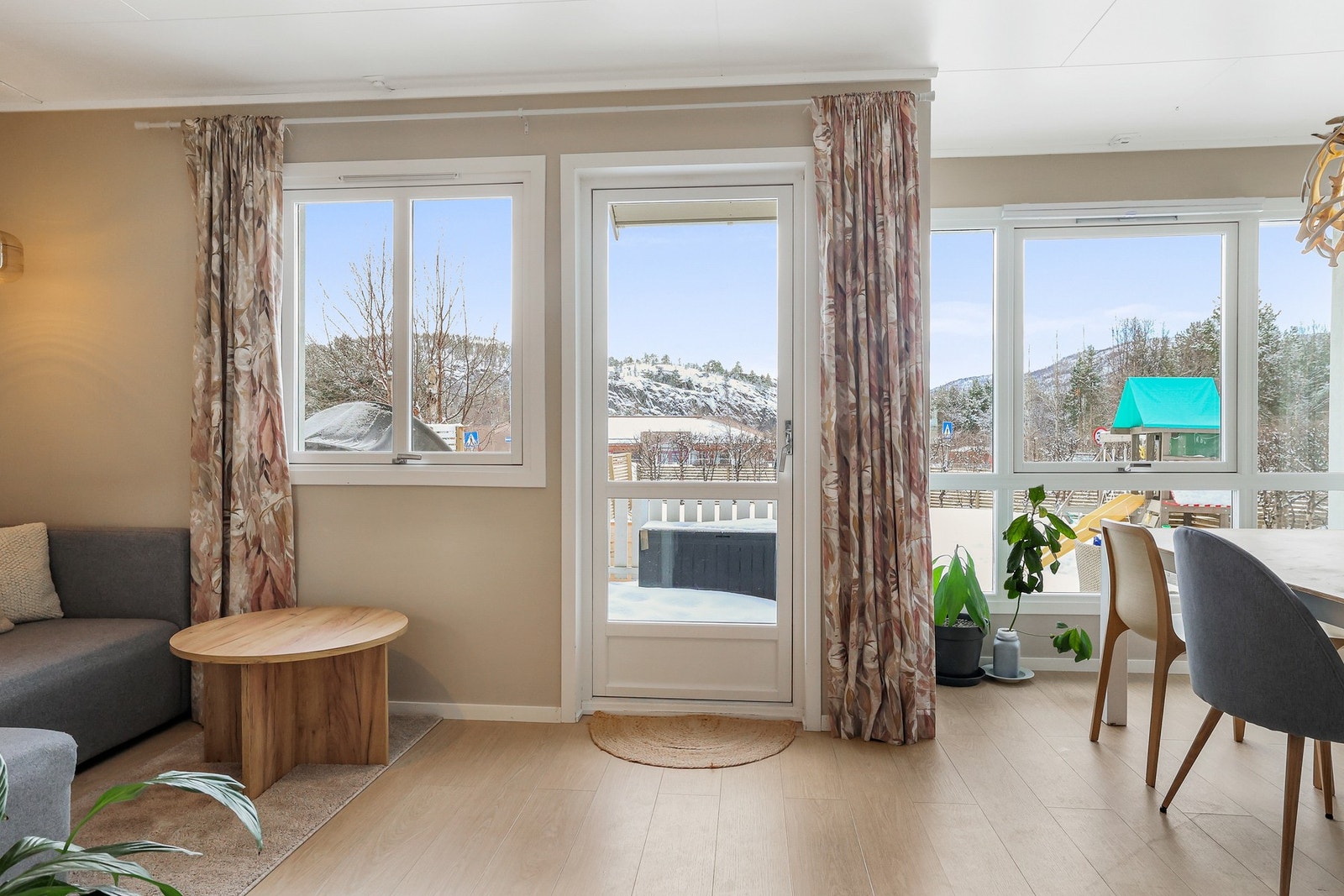 De store vindusflatene sørger for godt med naturlig lysinnslipp. Galleribilde