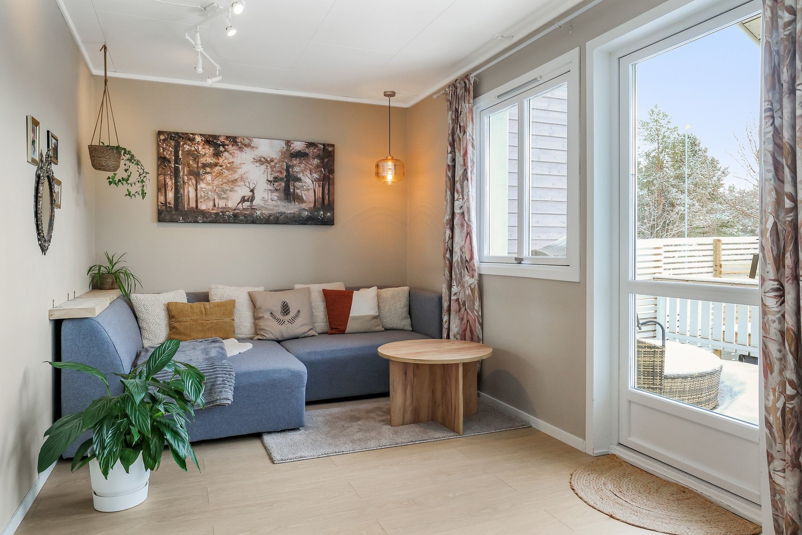 Fra stue er det utgang til terrasse og et flott uteareal. Galleribilde