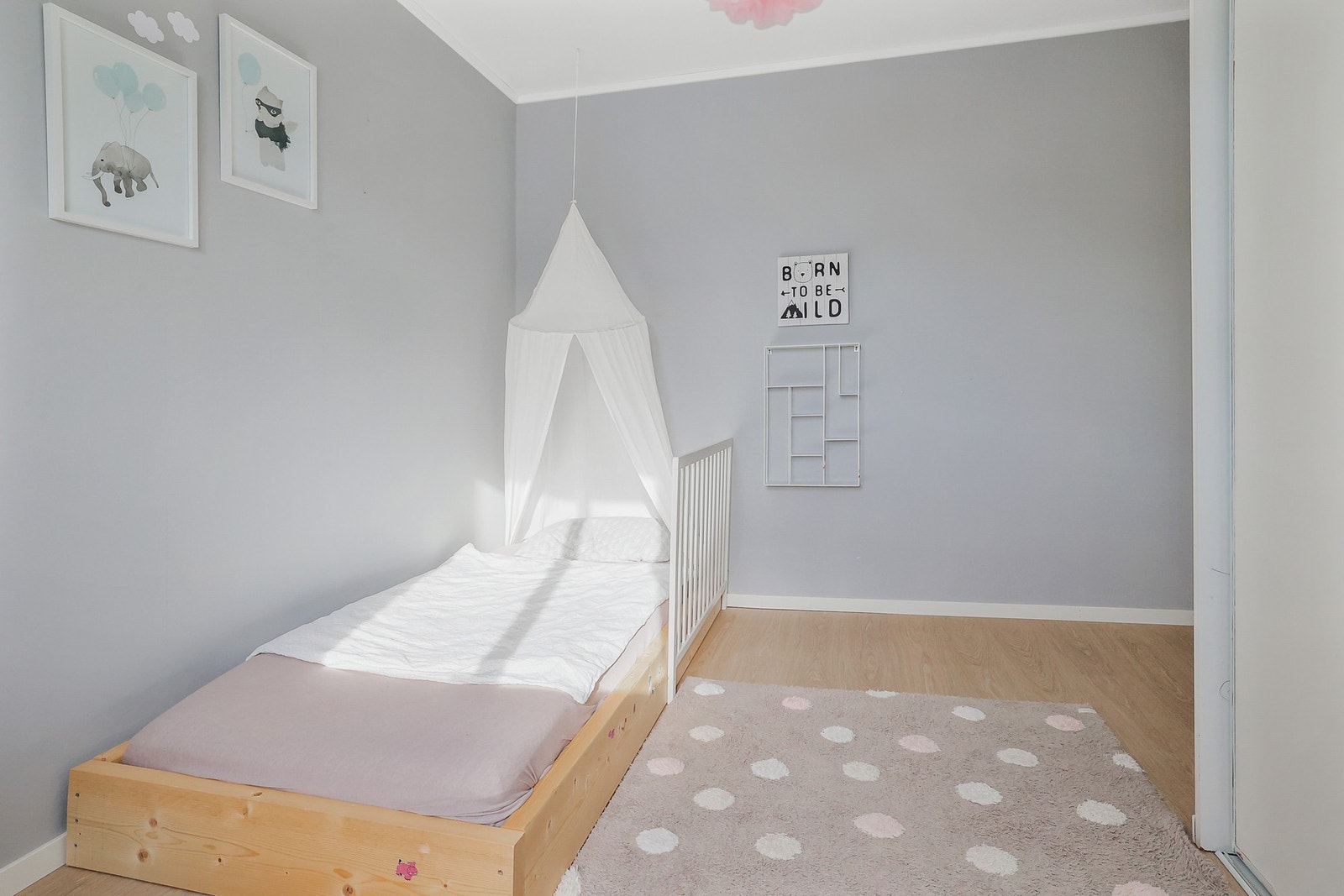 Her er det lagringsmuligheter i skyvedørsgraderobe. Galleribilde