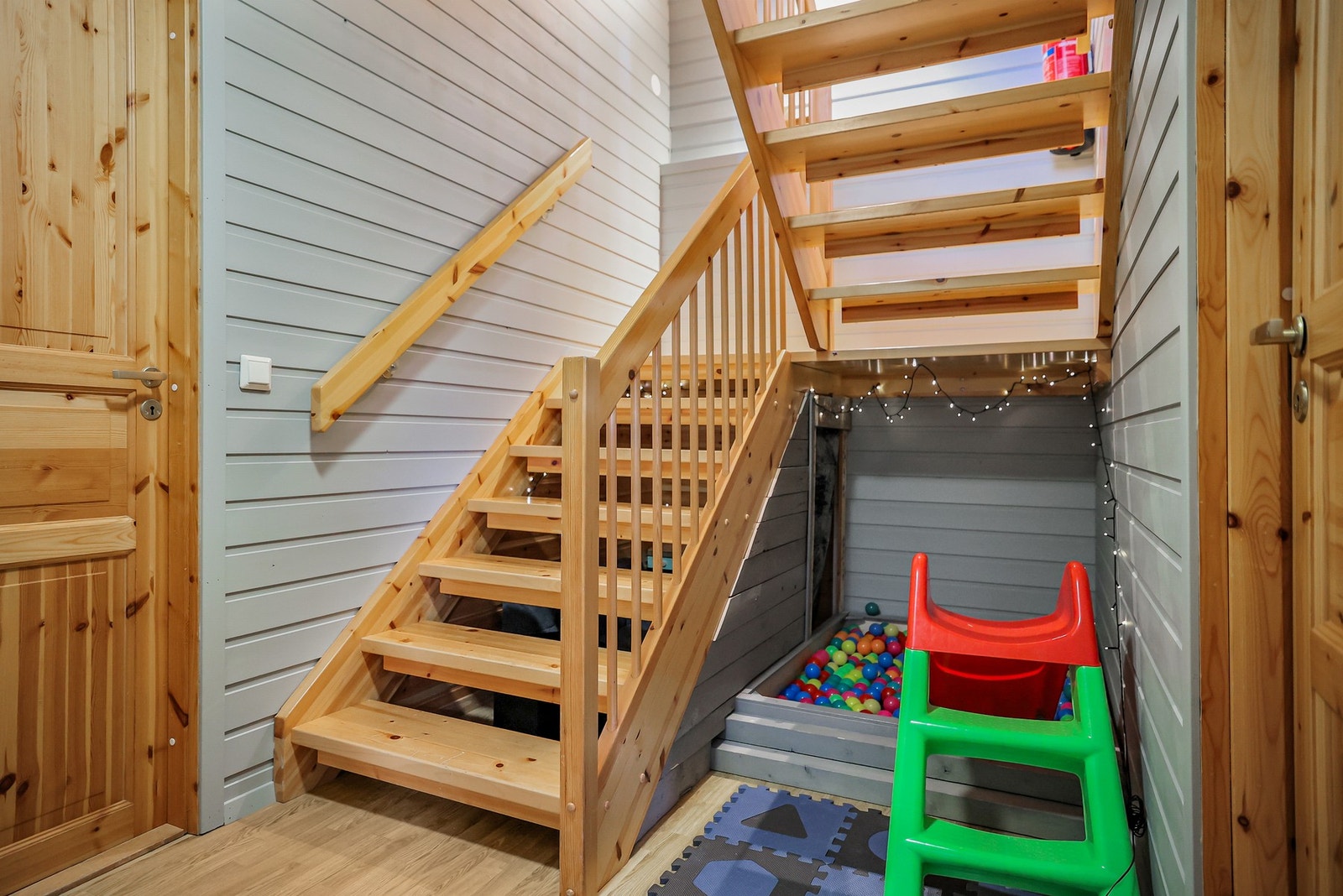 Kjelleretasjen består av kjellerstue, vaskerom gang og bod. Galleribilde