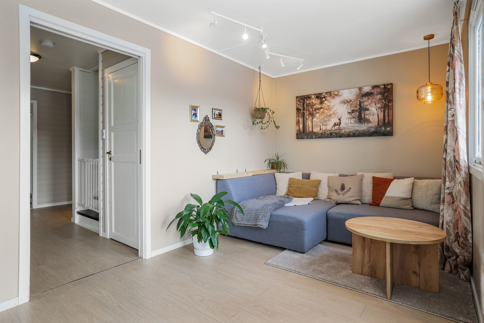 Det er plass til sofagruppe med tilhørende møblement. Galleribilde