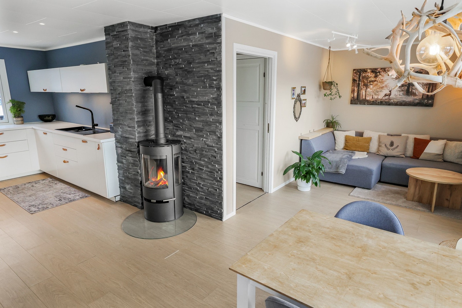 Det er åpen løsning mellom stue og kjøkken noe som sørger for en mer luftig romfølelse. Galleribilde