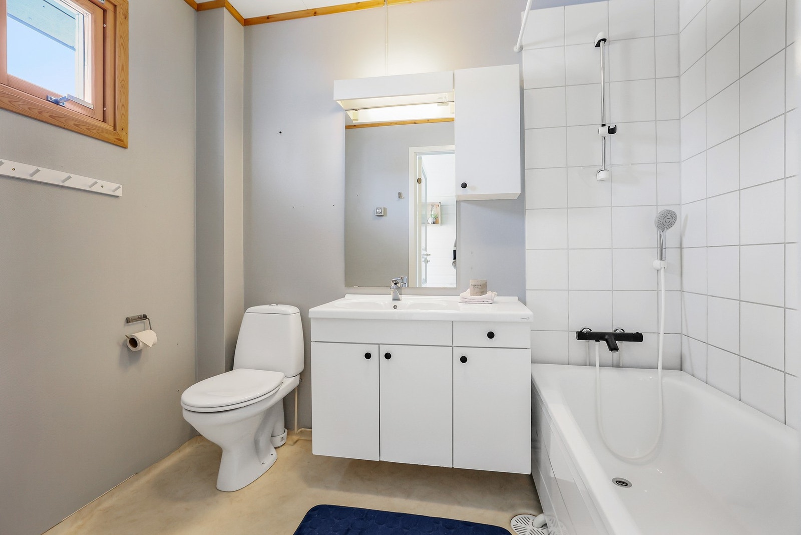 Badet har vegghengtservantinnredning og speil med overlys. Galleribilde