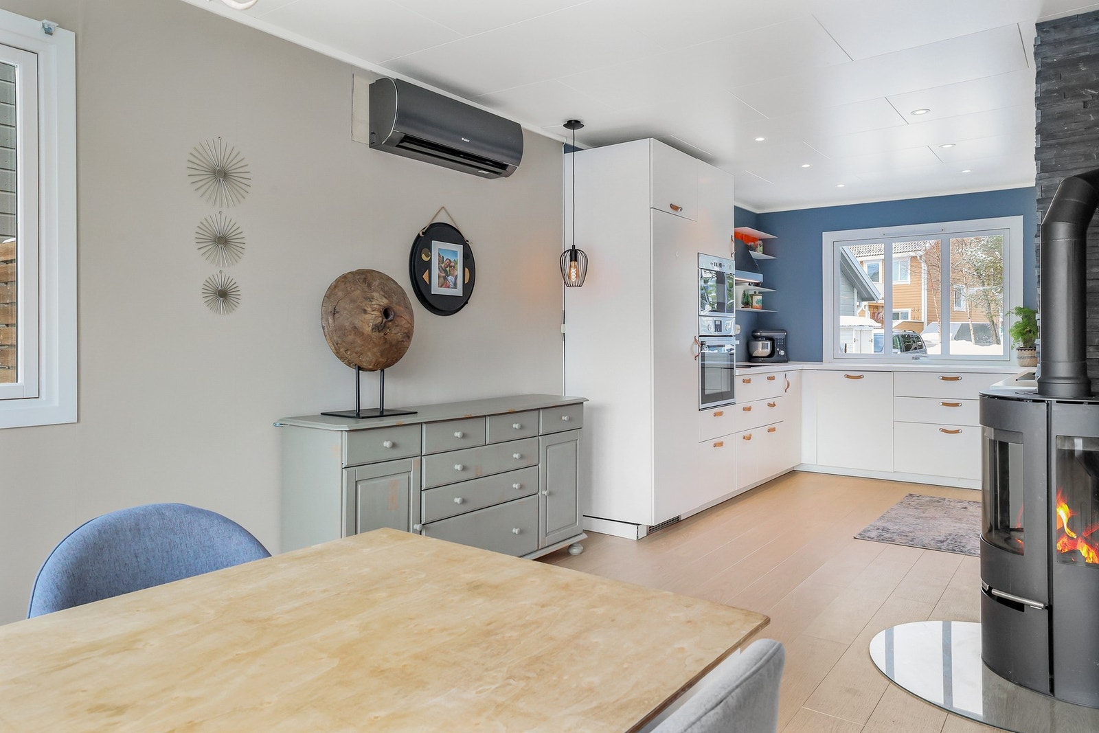 Det er godt med skap og benkeplass noe som gir gode oppbevaringsmuligheter. Galleribilde