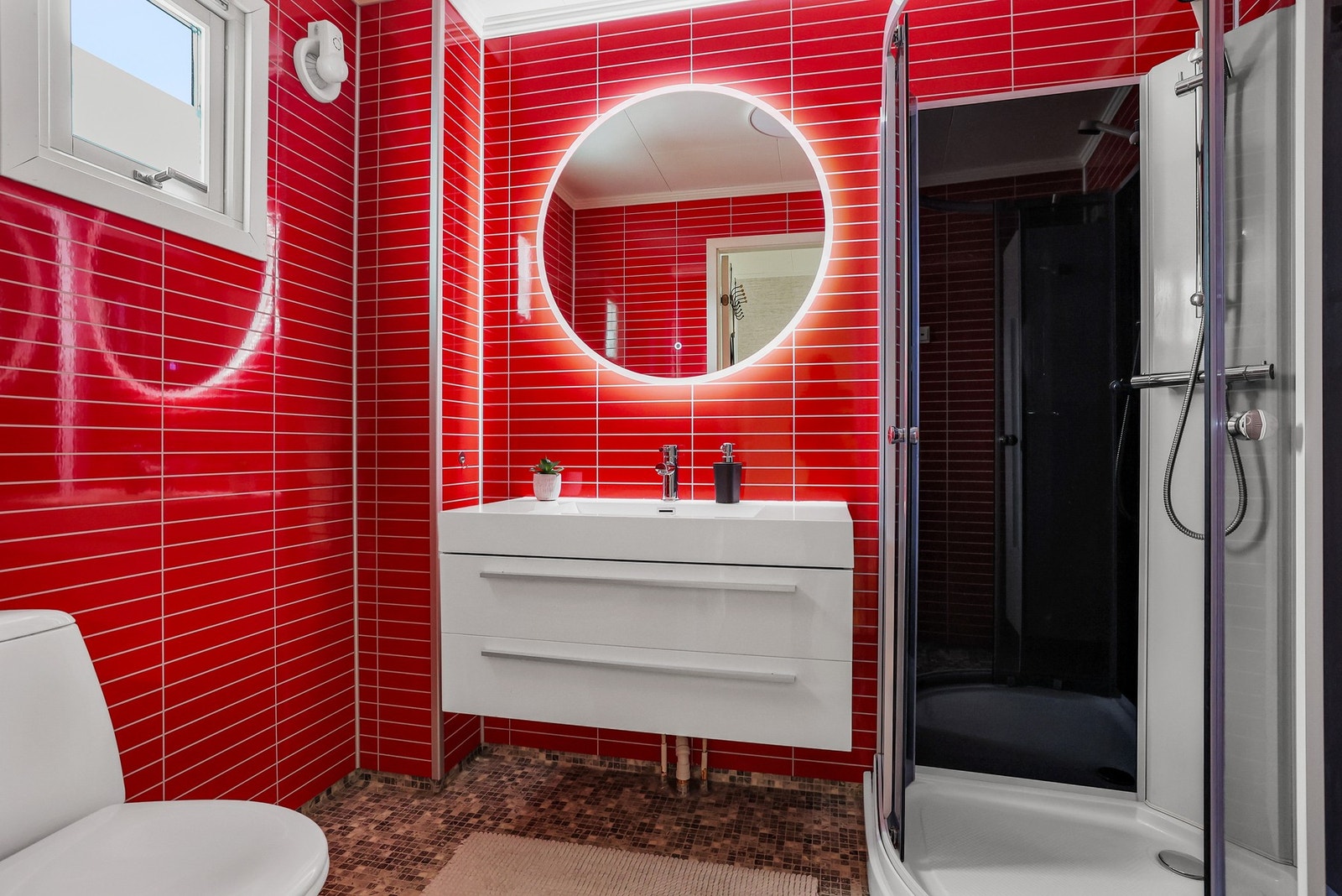 Baderom fra byggeår med enkelte oppgraderinger utført i 2012. Galleribilde