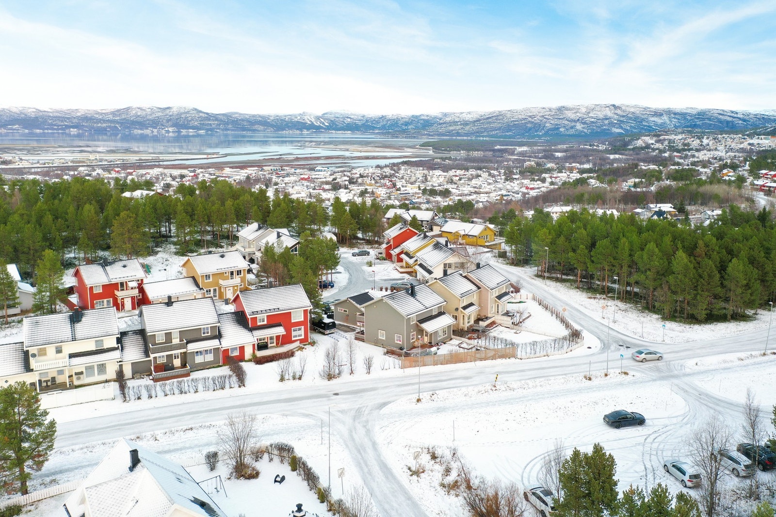 Boligen ligger i et rolig og etablert nabolag med gangavstand til barnehage, skole og turområder. Galleribilde