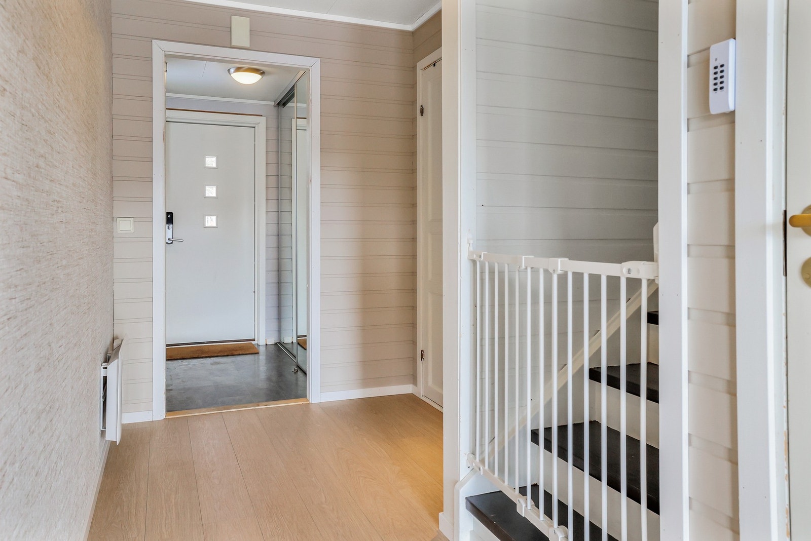 Vel inne blir man møtt av en lys entre med gode lagringsmuligheter i skyvedørsgarderobe. Galleribilde