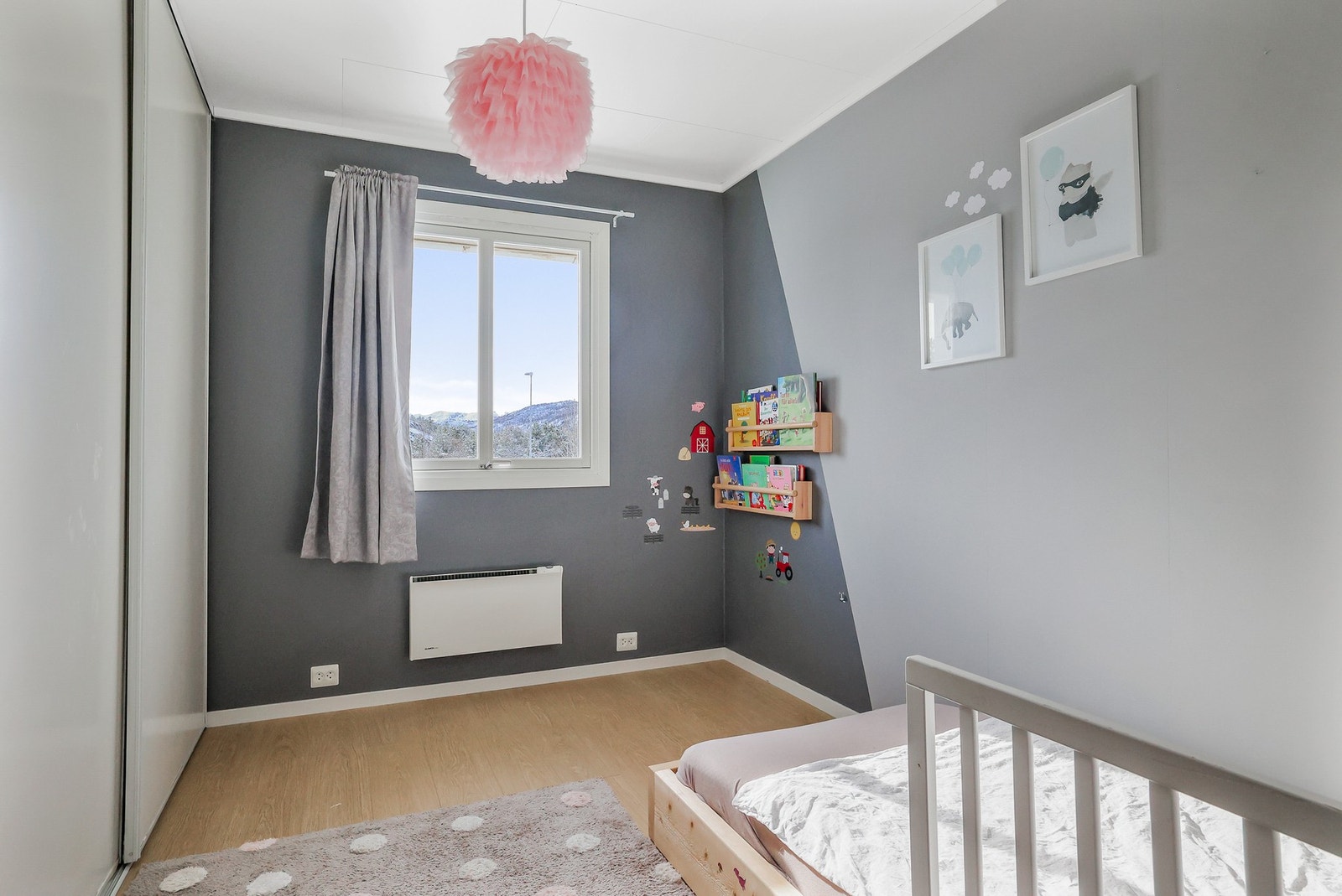 Soverommet har fint plass til seng med tilhørende møblement. Galleribilde