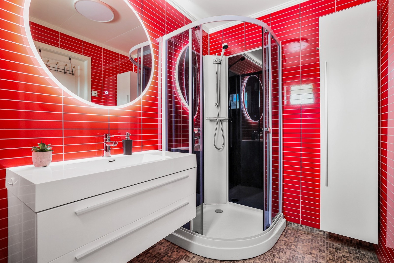 Det er gode oppbevaringsmuligheter i servantinnredning og baderomsmøbel. Galleribilde