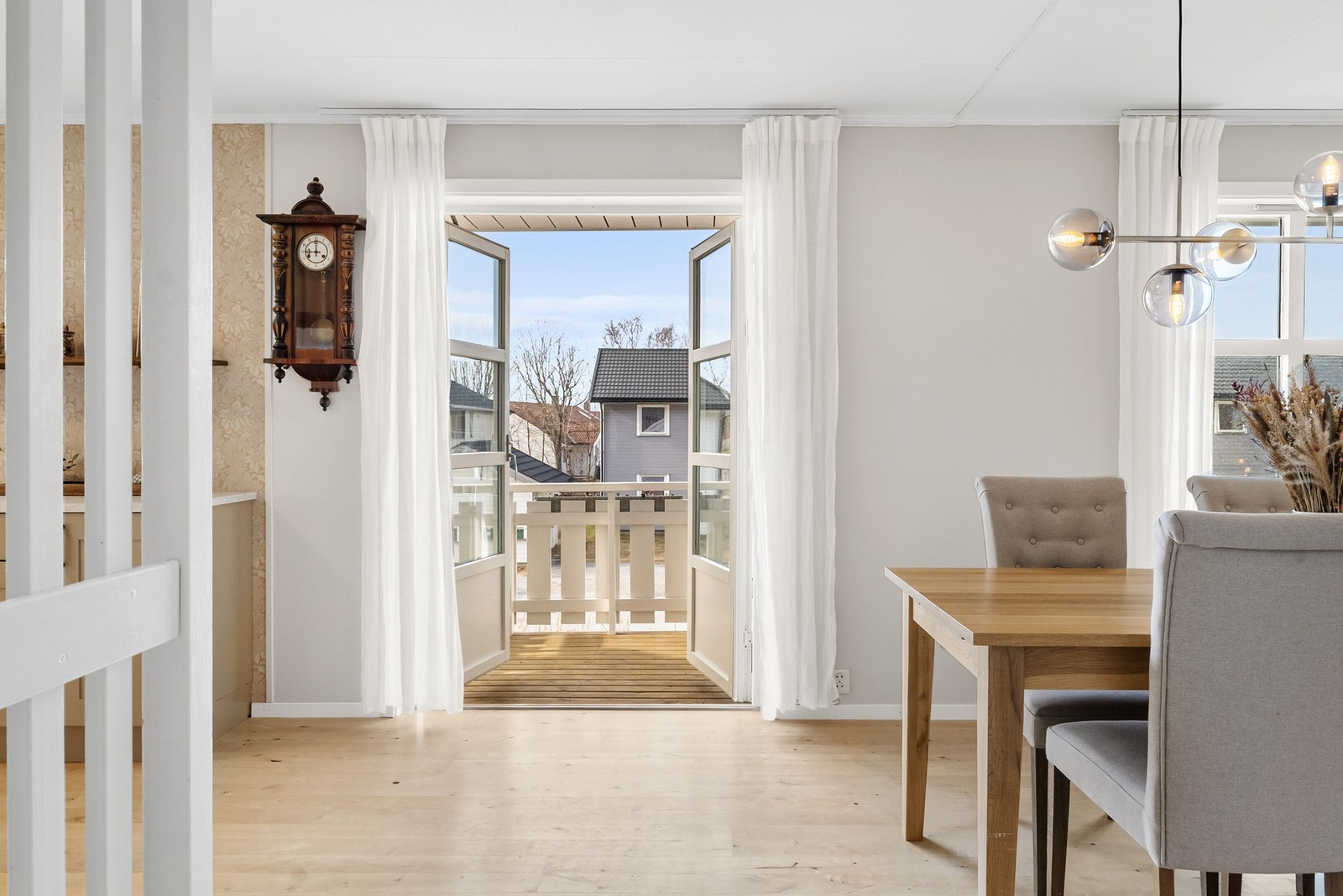 Utgang til takoverbygget balkong fra spisestue, via to-fløyet dør Galleribilde