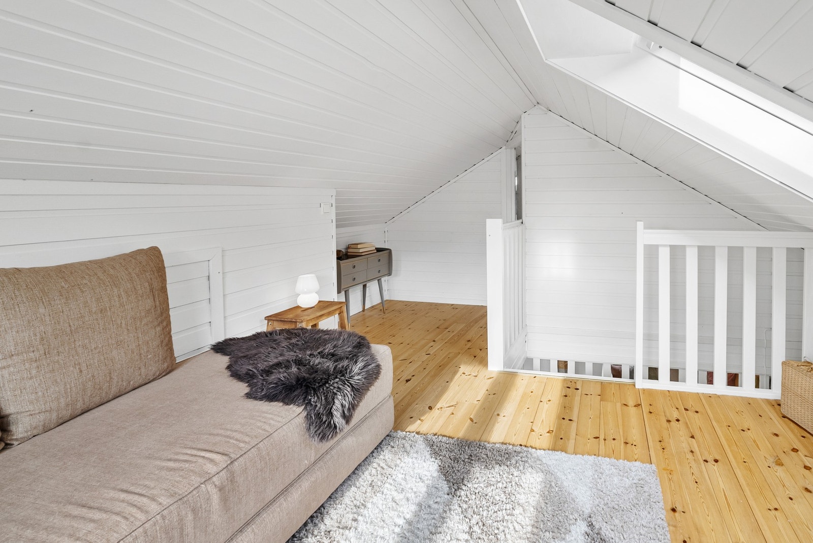 Loftstue. På grunn av takhøyde regnes arealet som ikke målbart - Godkjent innredet i 1995 Galleribilde