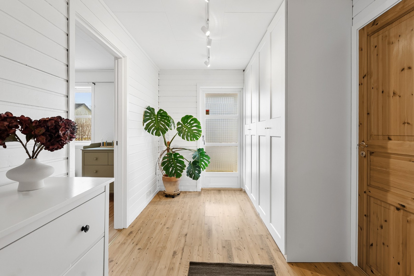 Gang med ekstra oppbevaringsmuligheter i skap. Utgang til hage - Her er det adkomst til alle tre soverom Galleribilde
