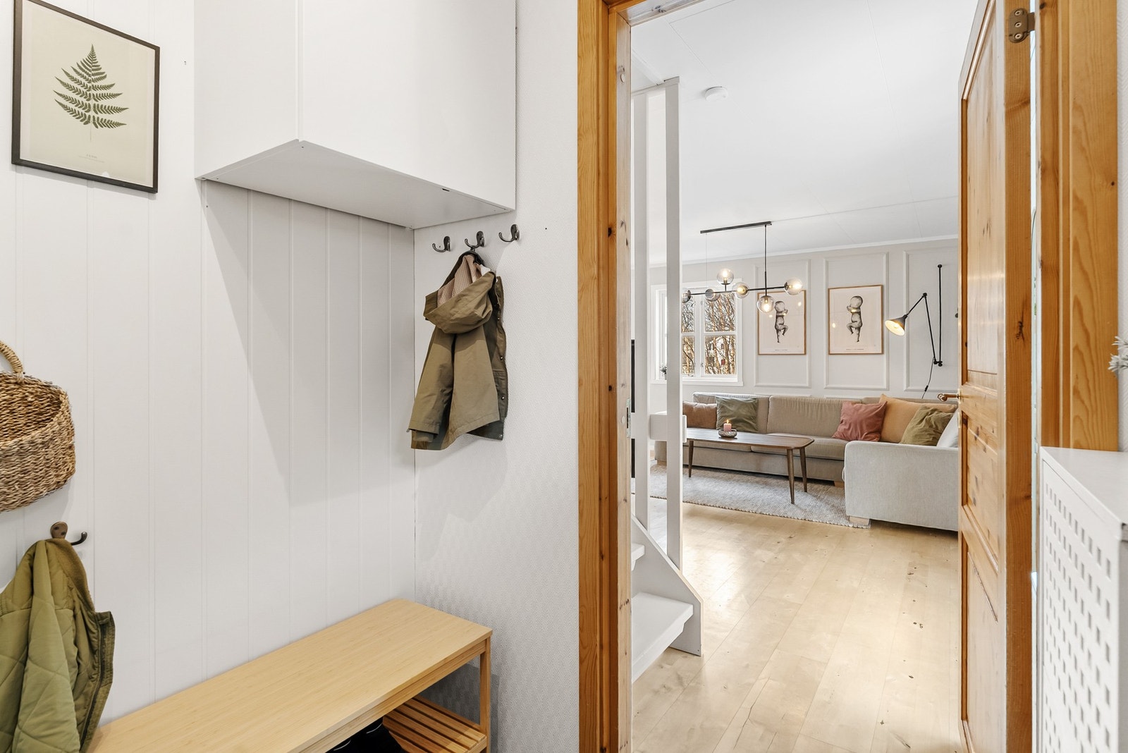 Velkommen inn! Entré - Her er det adkomst til stue og bad Galleribilde