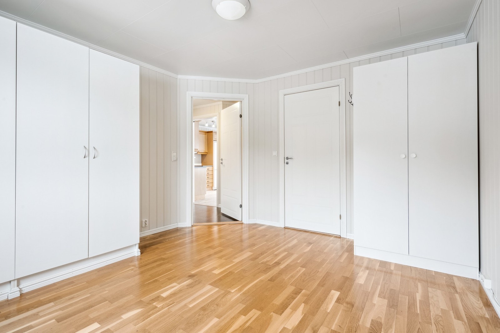 Soverommet har godt med garderobeplass. Galleribilde