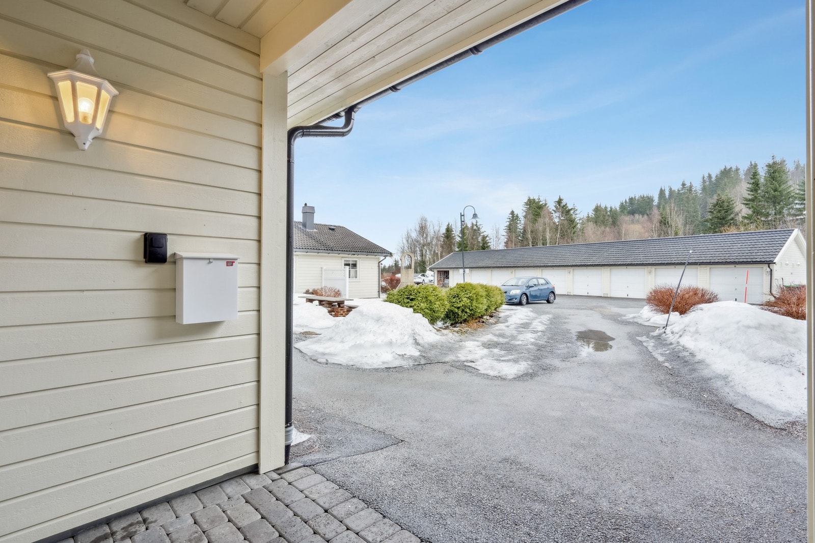 overbygd og trappefritt inngangsparti. Galleribilde