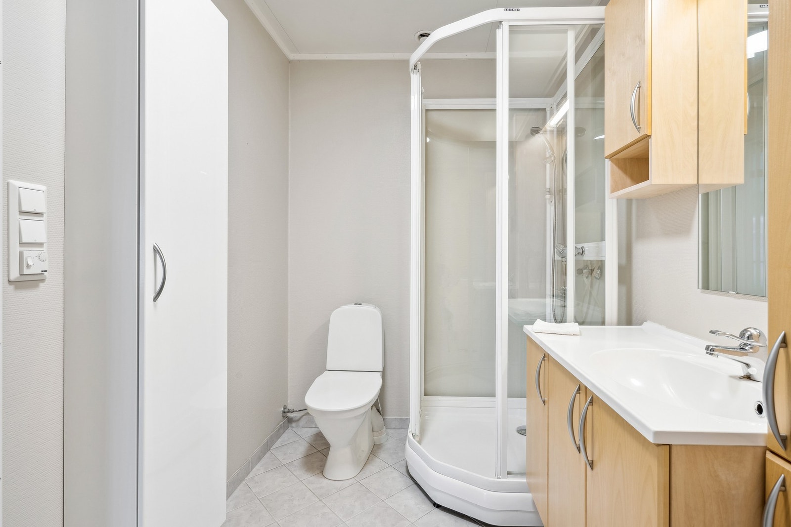 Badet har flislagt gulv med varmekabler. Galleribilde