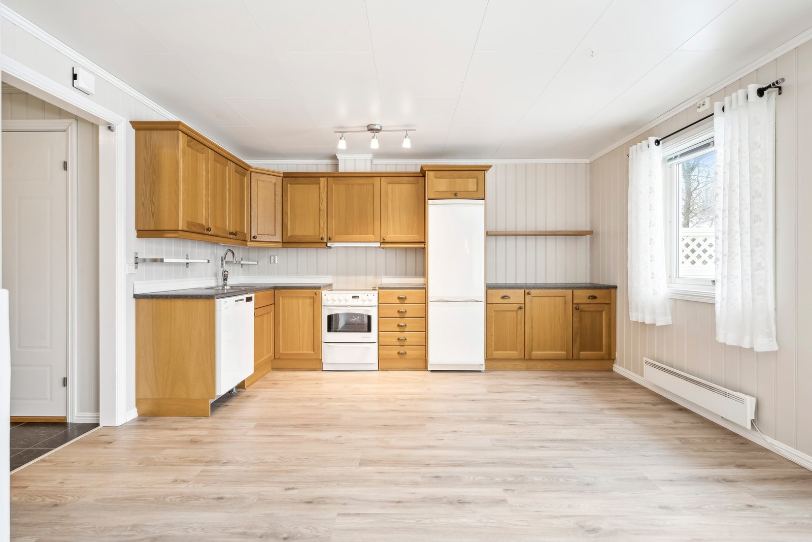 Kjøkkenet har ei praktisk innredning. Galleribilde